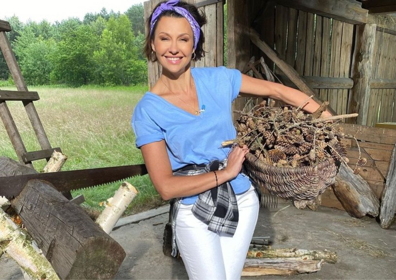 Anna Popek pozuje w stodole z szyszkami /Instagram