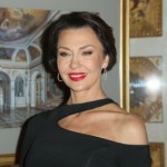 Anna Popek w najmodniejszej kurtce tego sezonu. Fason i kolor to strzał w dziesiątkę dla kobiet w średnim wieku