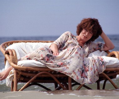 Anna Romantowska jest absolwentką Wydziału Aktorskiego PWST w Warszawie. W latach 1974-75 występowała w Teatrze Śląskim im. Stanisława Wyspiańskiego w Katowicach, w latach 1975-84 w Teatrze Narodowym, zaś w latach 1984-93 w warszawskim Teatrze Studio. 

Jej kinowym debiutem była rola w filmie "Kobieta i kobieta" - psychologicznym studium zachowań dwóch kobiet na kierowniczych stanowiskach (drugą główną rolę zagrała Halina Łabonarska).