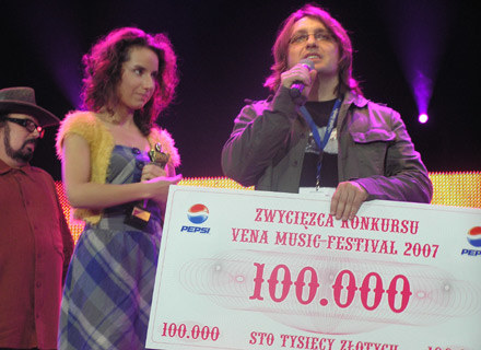 Anna Ruttar i Konrad Włodarz (Natanael) z główną nagrodą Vena Festival 2007 Anna Ruttar i Konrad Włodarz (Natanael) z główną nagrodą Vena Festival 2007 /INTERIA.PL