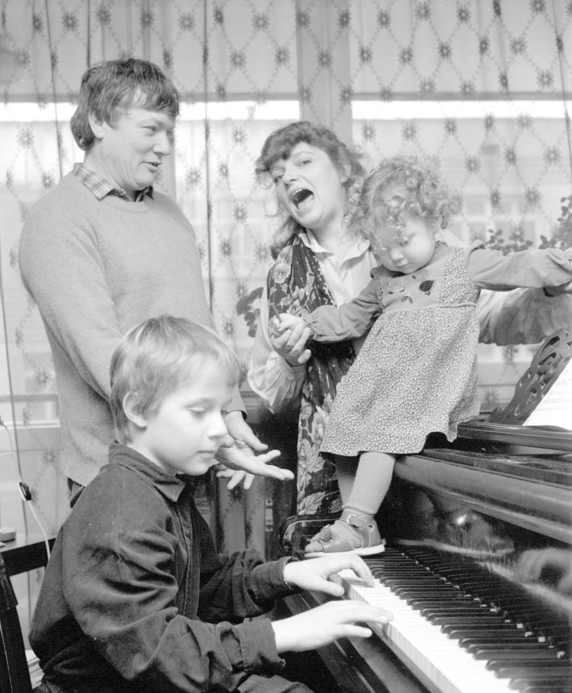 Anna Seniuk i Maciej Małecki z dziećmi, 1983 r. /Agencja FORUM