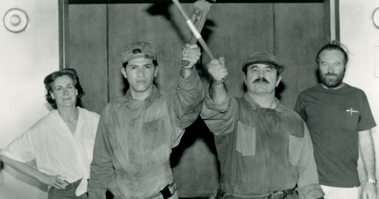 Annabel Jankel, John Leguizamo, Bob Hoskins i Rocky Morton na planie "Super Mario Bros." /Buena Vista Pictures/Courtesy Everett Collection /East News