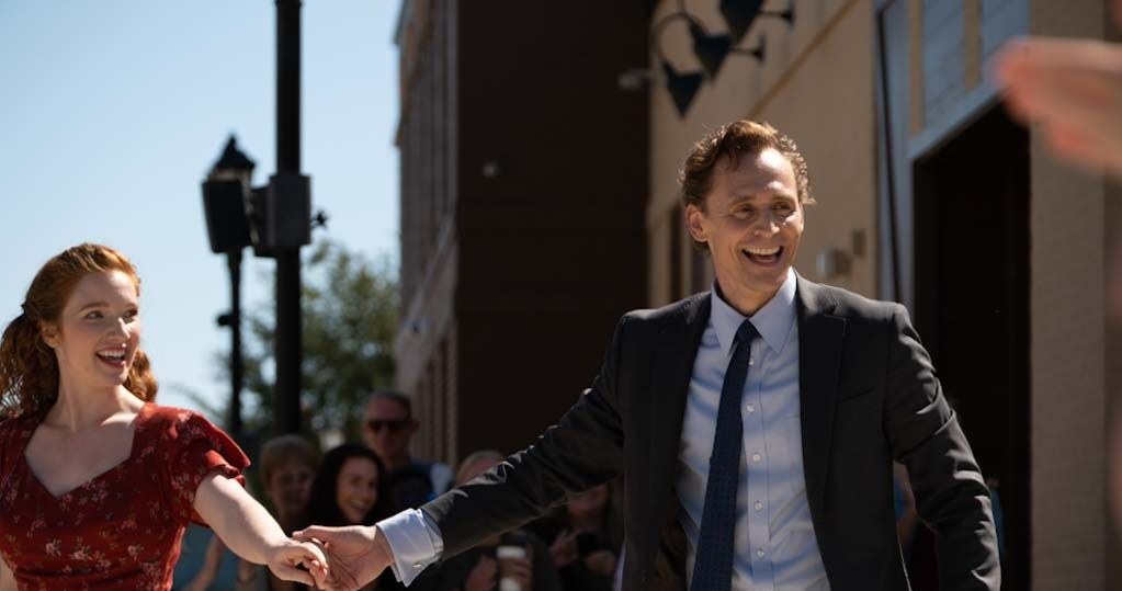 Annalise Basso i Tom Hiddleston w filmie "Życie Chucka" /materiały prasowe
