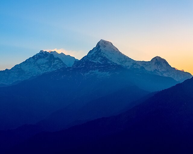 Annapurna I w towarzystwie Annapurny Południowej i Hinchuli (w kolejności od lewej do prawej) /Bijay Chaurasia/CC BY-SA 4.0 /Wikimedia