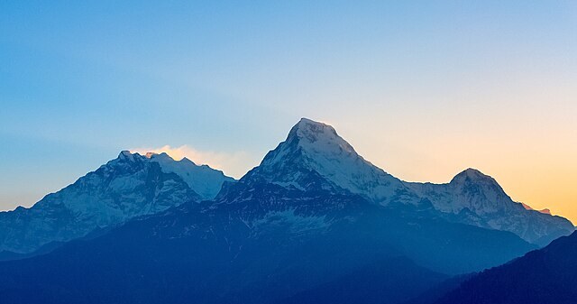 Annapurna I w towarzystwie Annapurny Południowej i Hinchuli (w kolejności od lewej do prawej) /Bijay Chaurasia/CC BY-SA 4.0 /Wikimedia