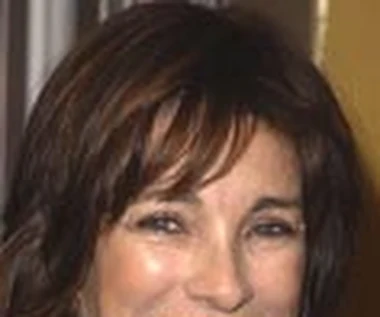 Anne Archer wśród cheerleaderek