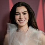 Anne Hathaway bryluje na premierze w prześwitach. Co za kreacja