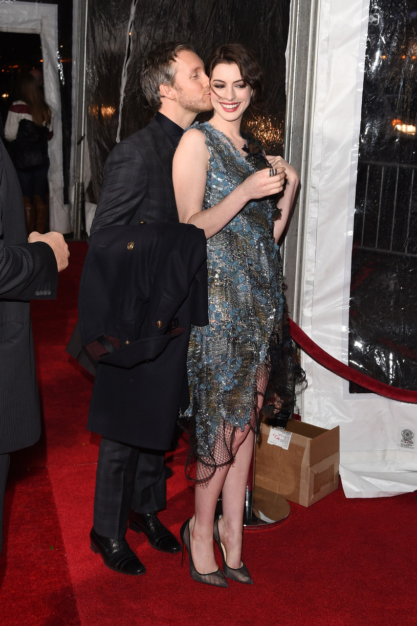 Anne Hathaway i Adam Shulman dopinają formalności adopcyjne /Andrew H. Walker /Getty Images