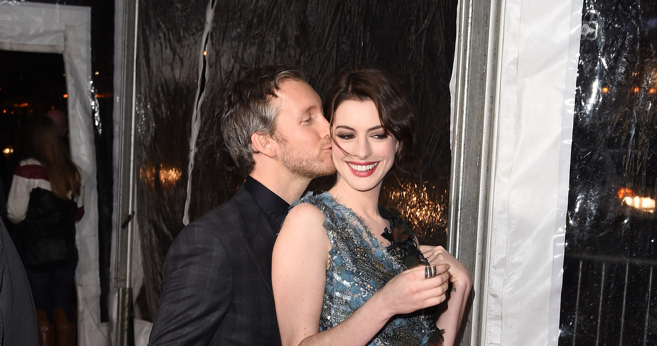 Anne Hathaway i Adam Shulman dopinają formalności adopcyjne /Andrew H. Walker /Getty Images