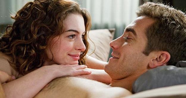 Anne Hathaway i Jake Gyllenhaal w filmie "Miłość i inne używki" /materiały dystrybutora
