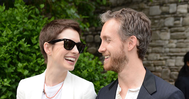 Anne Hathaway i jej narzeczony Adam Shulman /Andrew H. Walker /Getty Images