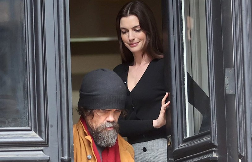 Anne Hathaway i Peter Dinklage w filmie "She Came to Me" /materiały prasowe