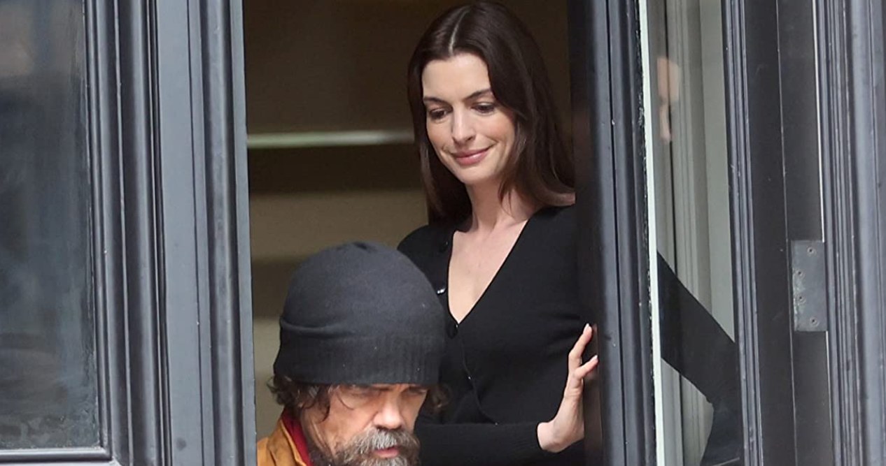 Anne Hathaway i Peter Dinklage w filmie "She Came to Me" /materiały prasowe