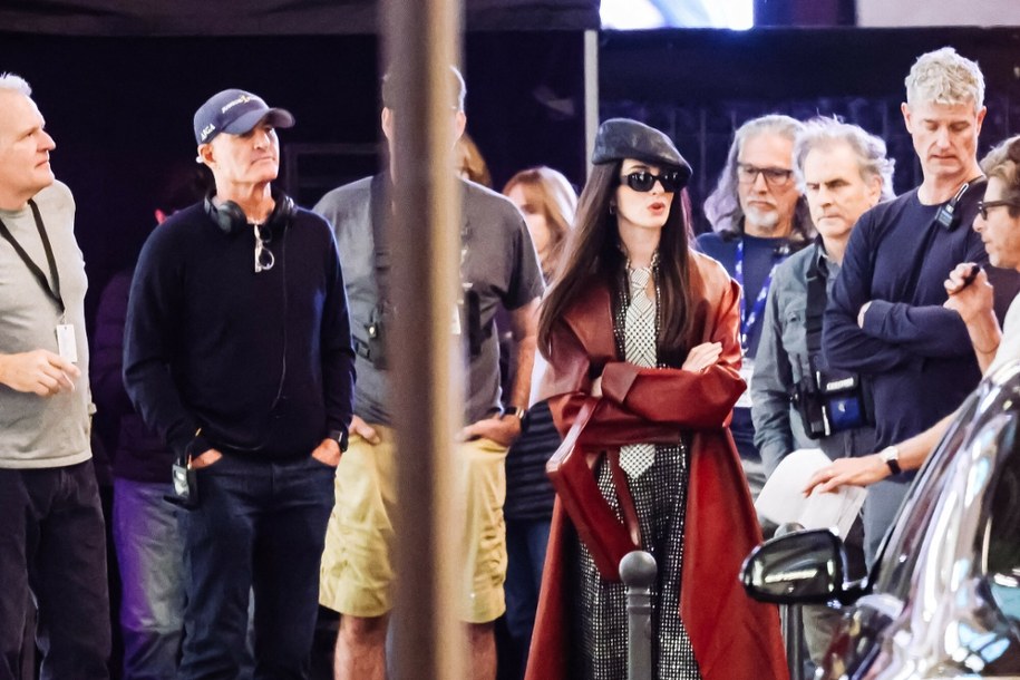 Anne Hathaway i reżyser David Frankel na planie filmu "Diabeł ubiera się u Prady 2" w Mediolanie /Alessandro Bremec/NurPhoto /East News