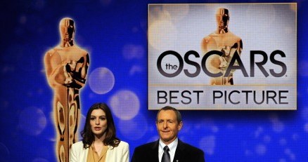 Anne Hathaway i Tom Sherak ogłaszaja oscarowe nominacje /AFP