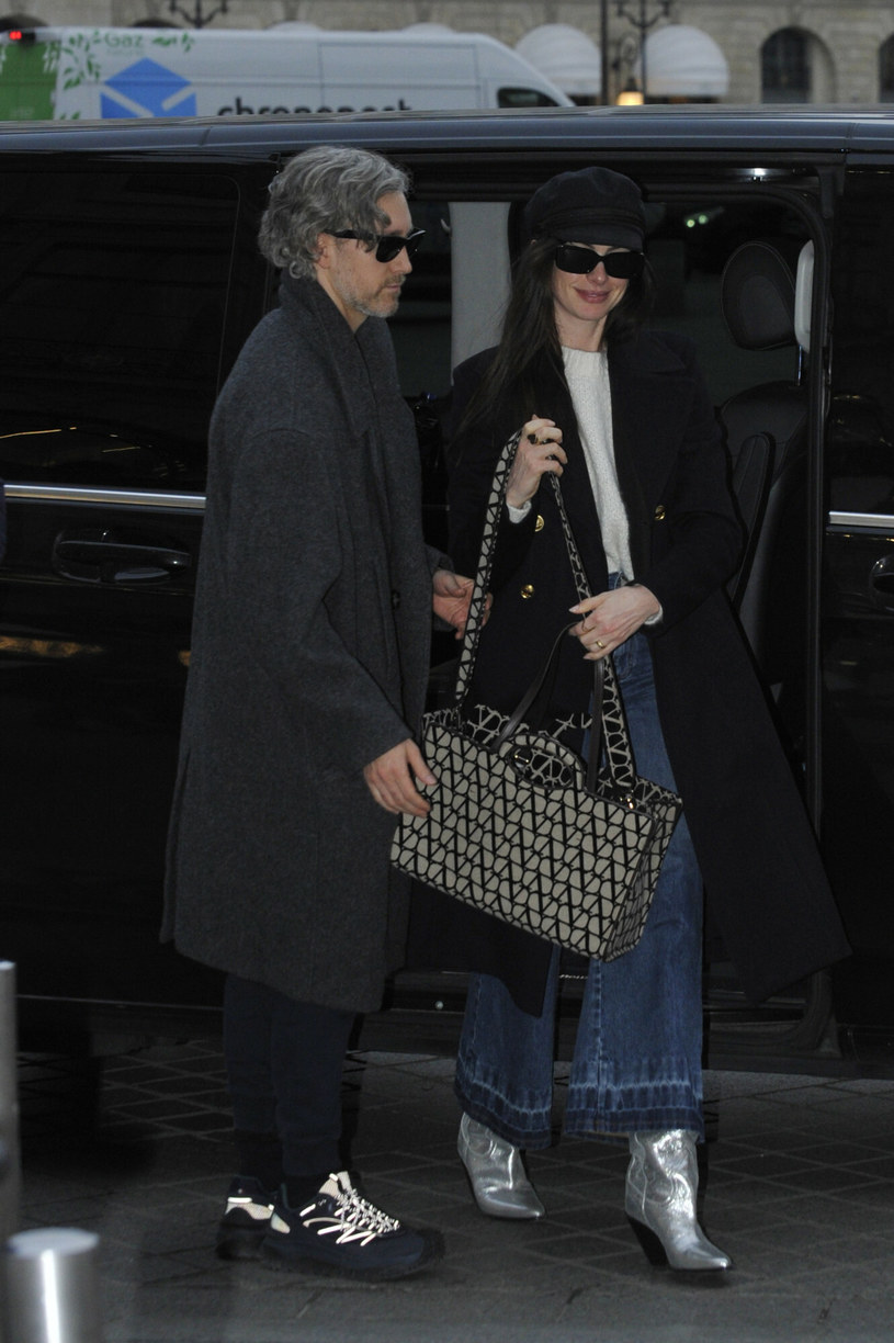 Anne Hathaway na Fashion Week w Paryżu. Na to wydarzenia aktotka postanowiła założyć srebrne, wysokie botki /Gigi Iorio / SplashNews.com/East News /East News