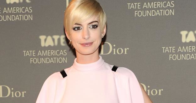 Anne Hathaway nieco zmieniła ostatnio image - teraz zachwyca w wersji blond / fot. Ben Gabbe /Getty Images/Flash Press Media