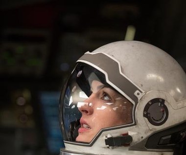 Anne Hathaway w scenie z filmu "Interstellar"
