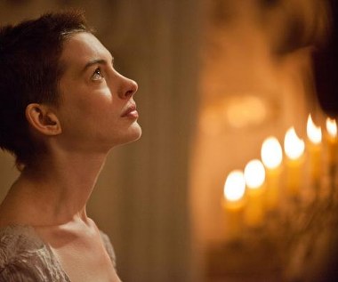 Anne Hathaway w scenie z filmu "Les Miserables: Nędznicy"