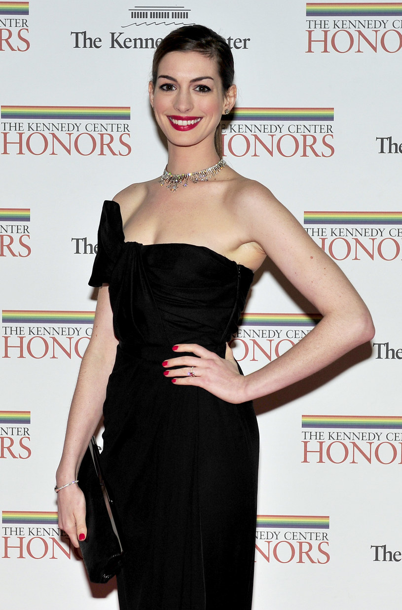 Anne Hathaway z krótkimi włosami /Getty Images