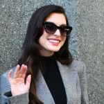 Anne Hathaway zachwyciła ekskluzywną garsonką. Same dodatki kosztowały fortunę