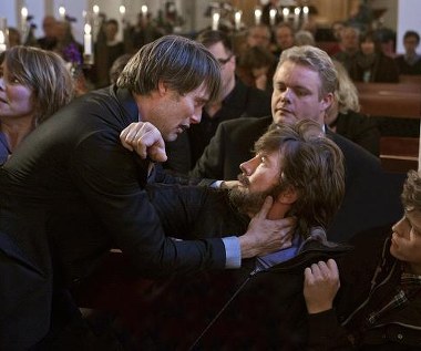 Anne Louise Hassing, Mads Mikkelsen, Sebastian Bull Sarning, Thomas Bo Larsen i Daniel Engstrup w scenie z filmu "Polowanie"