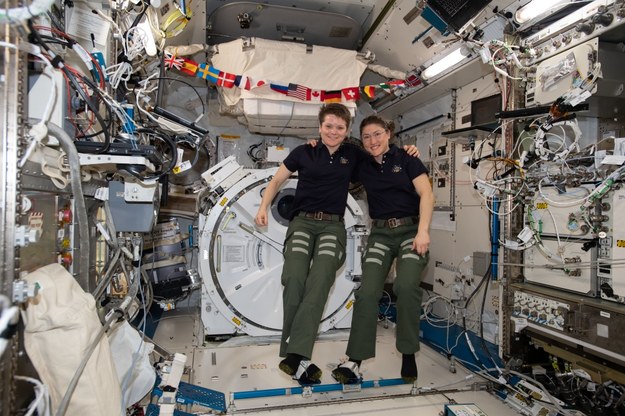 Anne McClain i Christina Koch w japońskim module Kibo na pokładzie Międzynarodowej Stacji Kosmicznej. Obie astronautki wymienia się wśród 12 najbardziej prawdopodobnych kandydatek na pierwszą kobietę na Księżycu /NASA /Materiały prasowe