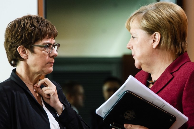 Annegret Kramp-Karrenbauer w towarzystwie Angeli Merkel /Clemens Bilan /PAP/EPA