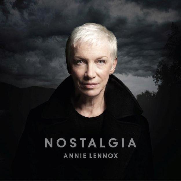 Annie Lennox na okładce płyty "Nostalgia" /Universal Music Polska
