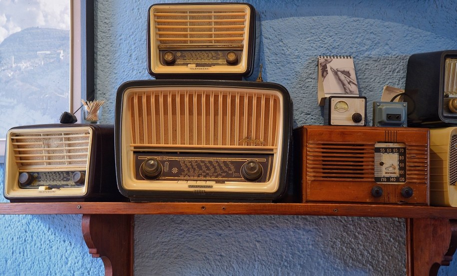 anocząsteczki pod wpływem fal radiowych rozgrzewają się co może sprawić, że reakcje z udziałem enzymów przebiegają nawet cztery razy szybciej /Patrick Lefevre /PAP/EPA