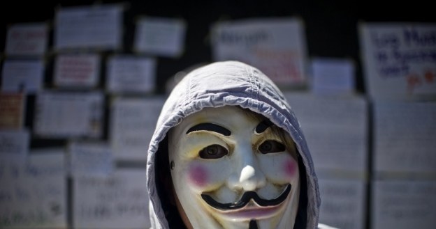 Anonimowi namawiają do trollowania terrorystów z Państwa Islamskiego 11 grudnia na wszystkich kanałach społecznościowych /AFP