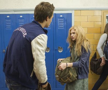 Ansel Elgort i Chloë Grace Moretz w scenie z filmu "Carrie"