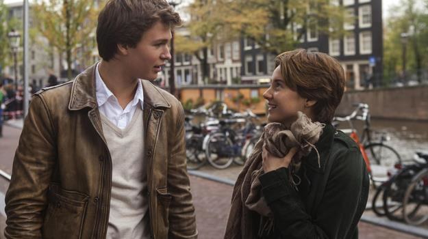 Ansel Elgort i Shailene Woodley w scenie z filmu "Gwiazd naszych wina" /materiały dystrybutora