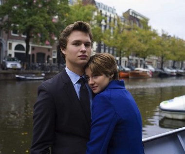 Ansel Elgort i Shailene Woodley w scenie z filmu "Gwiazd naszych wina"