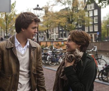 Ansel Elgort i Shailene Woodley w scenie z filmu "Gwiazd naszych wina"