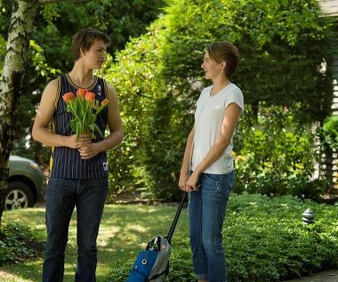 Ansel Elgort i Shailene Woodley w scenie z filmu "Gwiazd naszych wina"