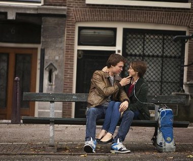 Ansel Elgort i Shailene Woodley w scenie z filmu "Gwiazd naszych wina"