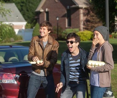 Ansel Elgort, Nat Wolff i Shailene Woodley w scenie z filmu "Gwiazd naszych wina"