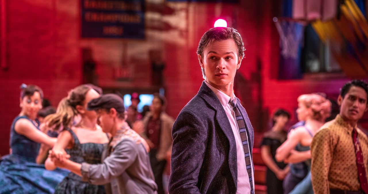 Ansel Elgort w filmie "West Side Story" /Niko Tavernise. © 2021 20th Century Studios. All Rights Reserved. /materiały prasowe