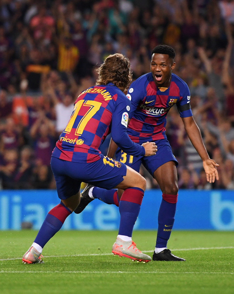 Ansu Fati cieszy się z gola w meczu ligowym z Valencią /Getty Images
