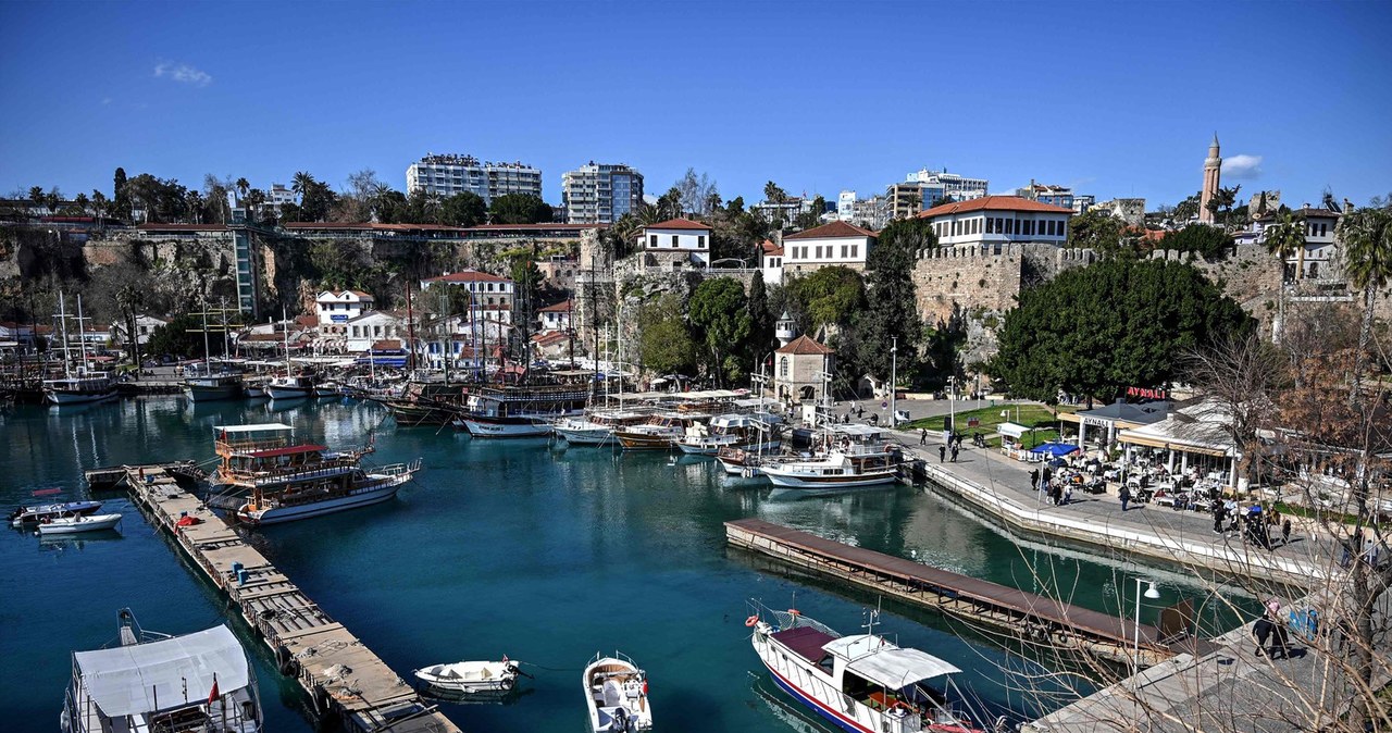 Antalya była tłumnie odwiedzana przez turystów. W tym roku coś się zmieniło. /AFP