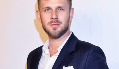 Antek Królikowski znienacka pokazał zdjęcie swojej partnerki. Zakochani mają powód do świętowania