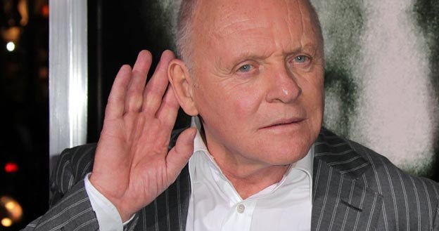 Anthony Hopkins pokazuje, że zagrałby nawet Jerzego Urbana - fot. Frederick M. Brown /Getty Images/Flash Press Media