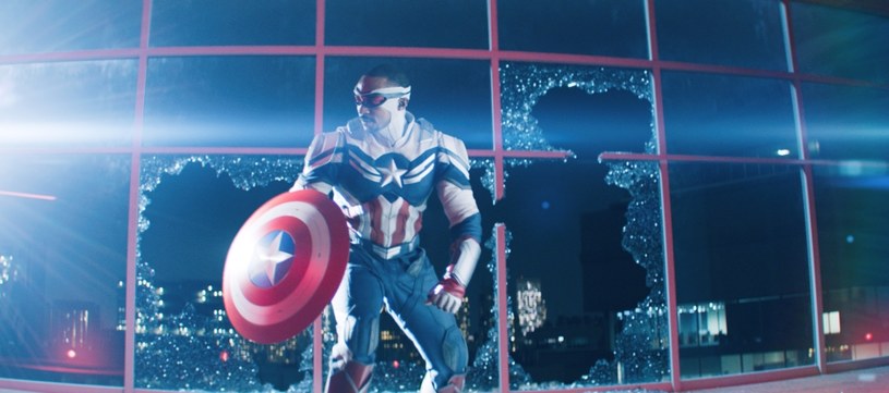 Anthony Mackie jako Kapitan Ameryka w serialu "Falcon i Zimowy Żołnierz" /Disney+ /materiały prasowe