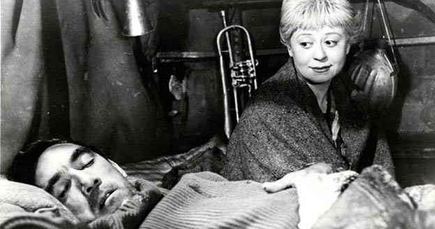 Anthony Quinn i Giulietta Masina w filmie "La strada" /materiały prasowe