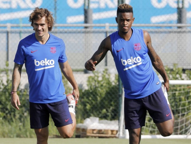 Antoine Griezmann podczas treningu Barcelony z Nelsonem Semedo /ANDREU DALMAU /PAP