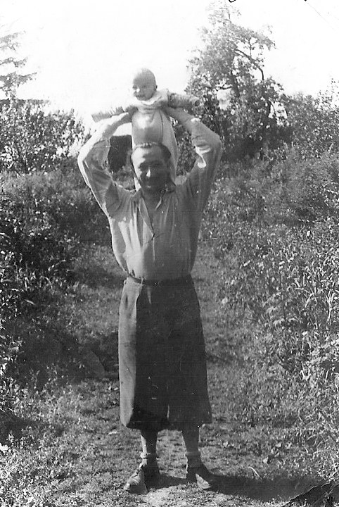 Antoni Heda „Szary” z półroczną córeczką Teresą. Pod Włocławkiem, lato 1946 roku (zbiory Teresy Hedy-Snopkiewicz) /materiały prasowe