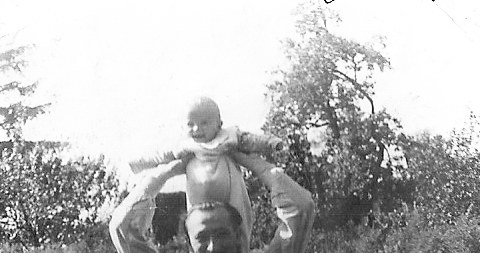 Antoni Heda „Szary” z półroczną córeczką Teresą. Pod Włocławkiem, lato 1946 roku (zbiory Teresy Hedy-Snopkiewicz) /materiały prasowe