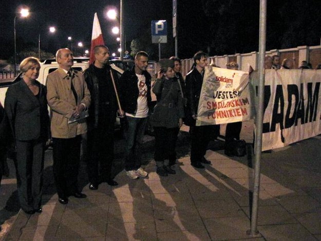 Antoni Macierewicz i Anna Fotyga wśród osób protestujących przed cmentarzem /Krzysztof Zasada /RMF FM