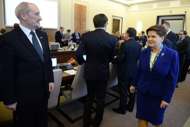 Antoni Macierewicz i Beata Szydło podczas posiedzenia rządu /PAP/Jacek Turczyk /PAP